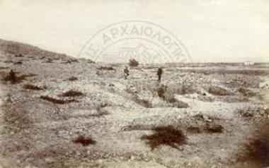 Το ιερόν της Πασικράτας και τα παρακείμενα αυτώ, εκ Δυσμών προς Ανατολάς ορώμενα. ΑΠ=Νότιον κράσπεδον του πρώτου ανασκαφέντος μεγάλου πύργου. ΤΤ΄=τάφοι ποικίλων χρόνων. ΑΑ΄=αποθέται αγαλματίων, αγγείων βωμών κττ. Σ=στερεοβάτης συστάδος΄τάφων. ΠΠ΄= πηλόκτιστα μικρά οικοδομήματα.