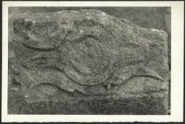 Γλυπτός διάκοσμος επιθήματος.