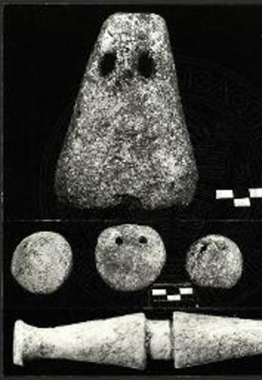 Μεσημβρία. Πυραμιδόσχημος διάτρητος αγνύς, κογχυλιόσχημοι αγνύθες διάτρητοι, ατρακτοειδές αντικείμενον εξ οστού.