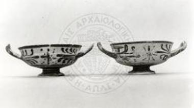 Ανθεμωτές κύλικες του Β/19 (αρ. 10139, 10142).