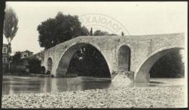 Η μεγάλη καμάρα της γεφύρας της Άρτης.