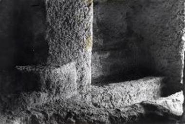 Τράπεζα νεκρικών προσφορών (από Ν.). Το δεξιά αυτής αρκοσόλιον είναι μεταγενέστερον.