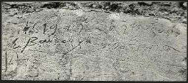 Ενεπίγραφος θολίτης υπερθύρου παλαιάς προς Ν. θύρας.