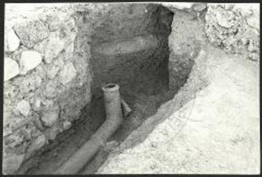 Συστήματα οχετών ημικυκλικής δεξαμενής οικίας VI (από ΒΔ).