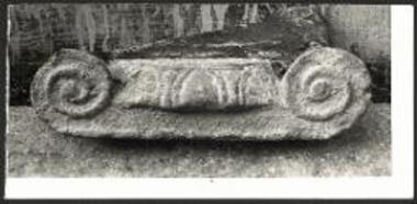 Ιωνικά κιονόκρανα εκ του ναι?σκου της Κοιμήσεως εις Μοναστήρι Κυπαρίσσου.