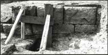 Περιοχή Πύλης. Οικοδόμημα 3. Τάφρος TR1. Άποψις από Β δεικνύουσα την εξωτερικήν παρειάν του βορ. τοίχου.