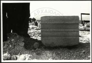 Κύρια όψις του στηλοβάτου της σολέας.