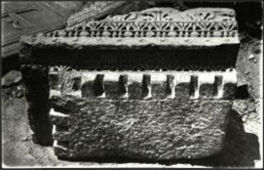Φίλιπποι. Αρχιτεκτονικά μέλη εκ του αιθρίου του αρχαιοτέρου του Οκταγώνου ναού.