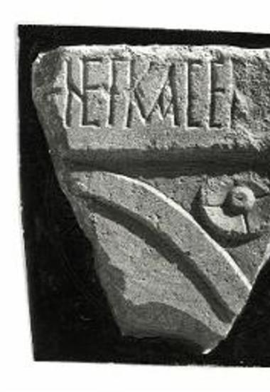 Φωτογραφία της υπ' αριθ. 41 επιγραφής (επί θραύσματος αμφιγλύφου θωρακίου τέμπλου εκ λευκού μαρμάρου).