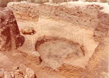 Ο λάκκος-εστία στην επίχωση του αρχαίου βωμού. Ο σωρός της στάχτης.