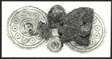 Πυρά Β. Οστέινη οκτώσχημη πόρπη με αργυρή επένδυση  (Β250, ΕΜ 3722).