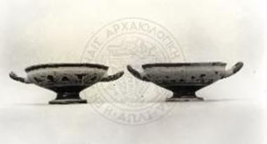 Ανθεμωτές κύλικες (της υποομάδας κύλικες με Στεφάνι) του τάφου Τ/19 (αρ. 10098, 10237).