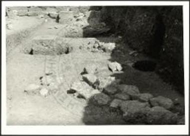 Η δεύτερη και τρίτη βάση της οικοδομής. Δεξιά πηγάδι και αγωγός.