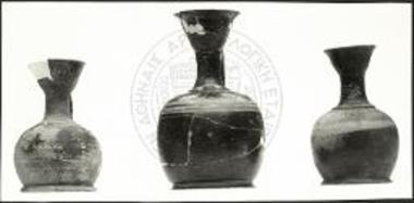 Ταφή- πυρά VII. Τρία αρυβαλλοειδή ληκύθια με λευκήν ταινίαν.