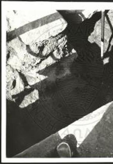 Το υπό του εκσκαφέως αποκοπέν τμήμα του ΜΜ ΙΙΙΒ - ΥΜ ΙΑ τοίχου και κάτωθι τούτου το ομοίωμα της οικίας.