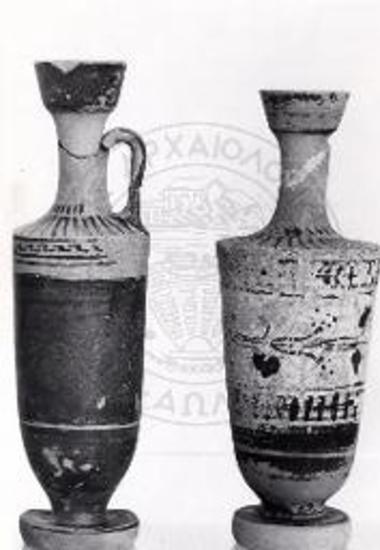 Αι εντός της κοιλίας του αμφορέως του εγχειτρισμού ευρεθείσαι λήκυθοι υπ' αρ. 455, 456).