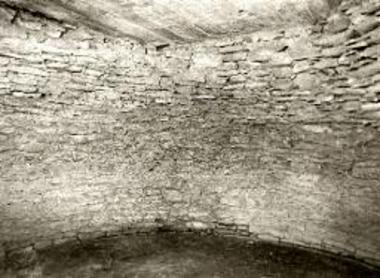 Θολωτός τάφος 1 Ρούτση. Δεξιά πλευρά στομίου και τμήμα θόλου.