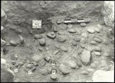 Περιοχή νοτίως Ξεστής 3, λίθινα εργαλεία κατά χώραν.