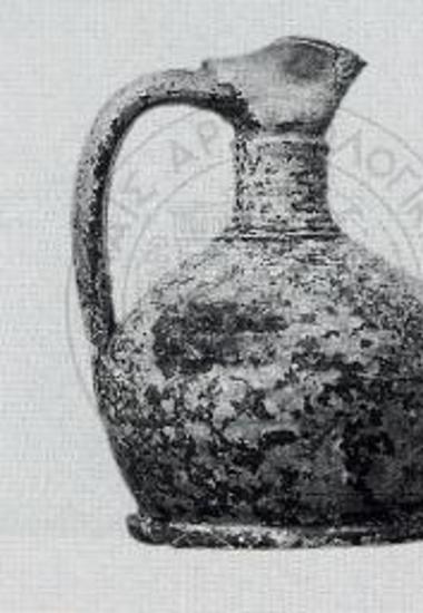 Οινοχοΐσκη από τον τάφο 78 στο βόρειο κλίτος της πρωτοβυζαντινής βασιλικής.