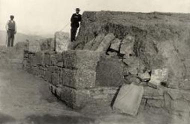 Άποψη της ανασκαφής (τοιχοδομία πύργου).