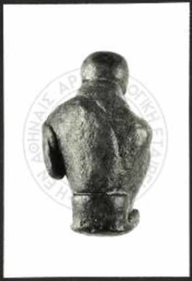 Ανδρική μορφή περιτυλιγμένη στο ιμάτιο κάθεται σε χαμηλή έδρα. (ΜΗ 4201).