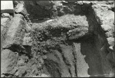 Τετράγωνο ΝΔ/ 3, αποθέτης τέφρας γεωμετρικών χρόνων.