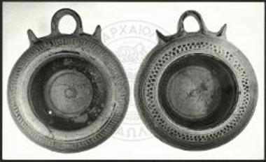 Κώθωνες εκ των υπ' αριθ. XIV και XVIII τάφων του τύμβου.