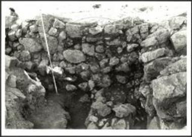 Νότια όψη του ισχυρού τοίχου, που εδράζεται σε παλαιότερο (από ΝΑ).