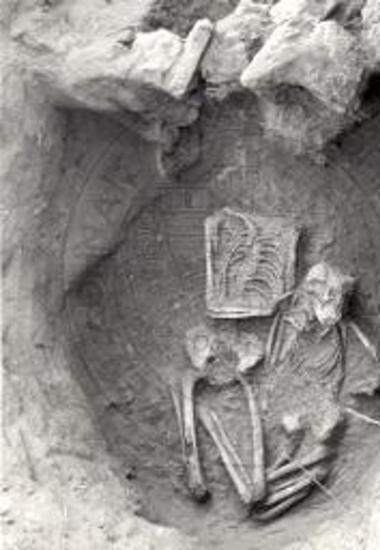 Περατή. Το νεκροταφείον. Τάφος 90, άνω στρώμα.