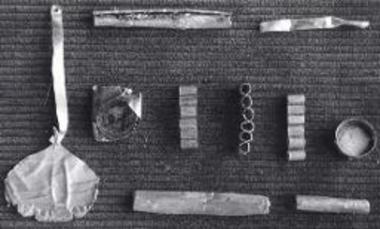 Περιστεριά, λάκκος. Χρυσά αντικείμενα.