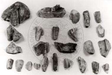 Μαρμάρινα θραύσματα γλυπτών με πτυχές ενδυμάτων.