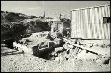 Η «Ξεστή Ε», σπουδαίον οικοδόμημα εκ πελεκητών λίθων μετά δύο μεγάλων ανοιγμάτων. Το ορατόν μέρος είναι το ανώγειον.