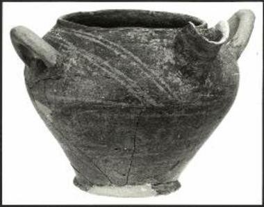 Δίωτο γεφυρόστομο αγγείο από το ανώτερο ταφικό στρώμα του κτηρίου 19.