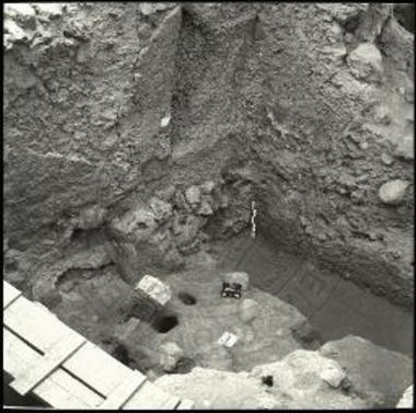 Ξεστή 4, δωμ. 3. Η επίχωση του ισογείου. Διακρίνεται βάση παραστάδας πολυθύρου του δευτέρου ορόφου πάνω από το ισόγειο, από ΒΔ.