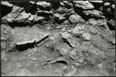 Το επιφανειακόν στρώμα κατά το δυτικόν τμήμα της θόλου μετά των τεμαχίων των σαρκοφάγων.