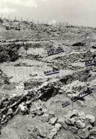 Δυτική Οικία, γενική άποψις των αποκαλυφθέντων κτισμάτων: Δυτ. ΟΙΚ(ία), ΜΕ. ΟΙΚ(ία). ΕΛΛ(ηνιστικαί) ΟΙΚ(ίαι) : ΟΙΚΙΑΣΦΙΓΓΩΝ.