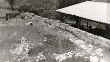 Η ανασκαφή του μυκηναϊκού ανδήρου από τα νότια. Ο μεταγενέστερος τοίχος πατεί πάνω στην μυκηναϊκή κατασκευή.