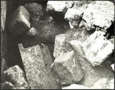 Αρχιτεκτονικά μέλη στην επίχωση του ΥΡ υπόγειου θαλάμου.