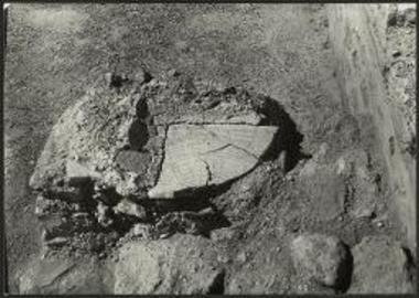 Σκαφοειδής κτιστή λεκάνη.