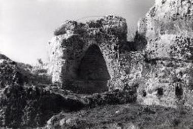 Λαξεύματα εντός του βράχου νοτίως του σπηλαιώδους κοιλώματος, εις το πέρας του ανδήρου. Προ της ανασκαφής.