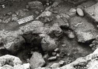 Βοϊδοκοιλιά. Το Ν - ΝΑ τμήμα του υπεδάφους του θολωτού τάφου και η κεντρική κοιλότης του βράχου.