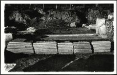 Φίλιπποι. Υπέρθυρον της κεντρικής πύλης της τρικλίτου στοάς.