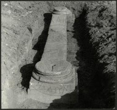 Τμήμα στυλοβάτου και βάσεις κιόνων, ανευρεθείσαι εν Αμφιπόλει.