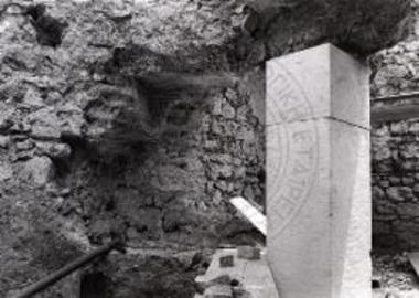 Το κατεστραμμένο τμήμα του τοίχου στα βόρεια της θύρας από το Π στο Ρ με αποτυπώματα των εντοιχισμένων πωρίνων μελών.