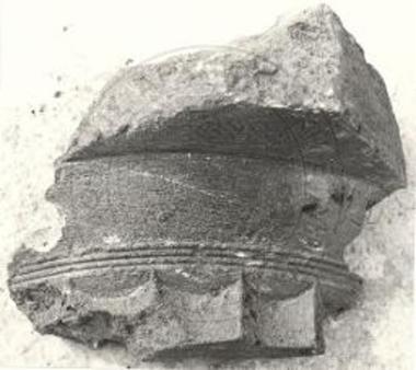 Τμήμα δωρικού κιονοκράνου από την επίχωση στον τομέα Υ-Χ 19-20.