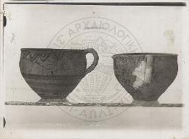 Μόνωτοι κύαθοι (ΥΜΙ), προερχόμενοι εκ κτιστού θησαυρού οικίας επί του ακρωτηρίου. Άγιοι Θεόδωροι Κρήτης.