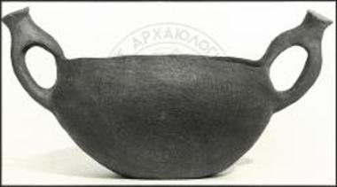 Χειροποίητος κάνθαρος ευρεθείς μετά του σκελετού γυναικός εις το νεκροταφείον της πρωίμου εποχής του Σιδήρου.