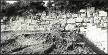 Ο νότιος τοίχος του πύργου και το τείχος νότια από αυτόν.