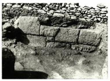 Ταφικό ανάλημμα βορείας οδού, ΠΑΕ 1988, πίν. 1β.