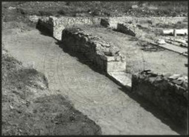 Ο δυτικός τοίχος του νάρθηκος με δύο θύρας και τα μαρμάρινα κατώφλια.